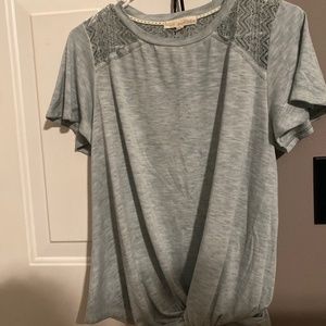 Rewind shirt with twist in front and lace on the back